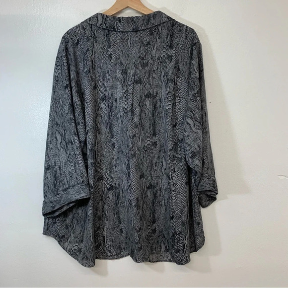 Torrid Top Blouse Woman‎ 4X  Snake Print Button Front Half Roll Tab Sleeve Light - Picture 9 of 10